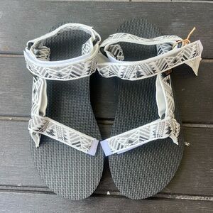 New Women’s Teva Sandals Sz 8M shoes beach water sand ocean athletic adjustable